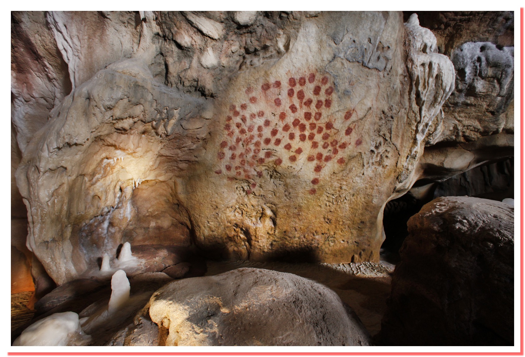 Chaouvet03 Opera composta da grandi punti rossi