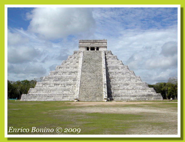 Piramide azteca cancun messico