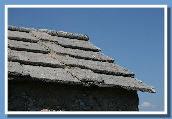 Una delle malghe sulla strada con copertura in rosso verona