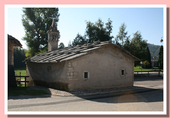 chiesetta con copertura in rosso verona